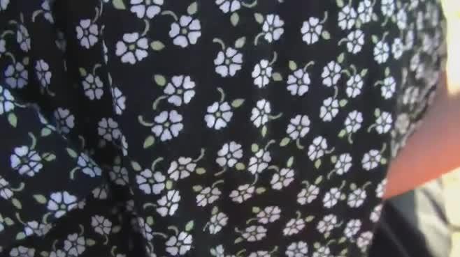 Парочка на оранжевой скамейке в парке занялась вагинальным сексом