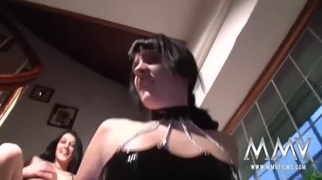 Немецкая рабыня отсасывает ствол хозяина в сетке на лестнице