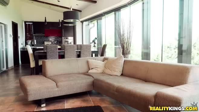 Парни меняются любимыми и на диване растягивают чужие анусы толстыми хуями