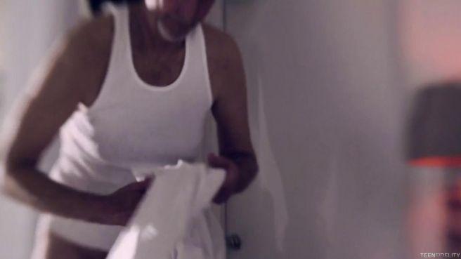 Страстный секс телки с мохнатой киской и врача в психушке