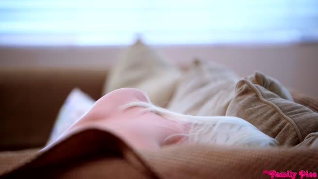 Блондинка разучивала роль с актером, а затем страстно поебалась с ним в щелку