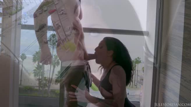 Латинка трахает глубоким анусом член зрелого белого мужика и кончает