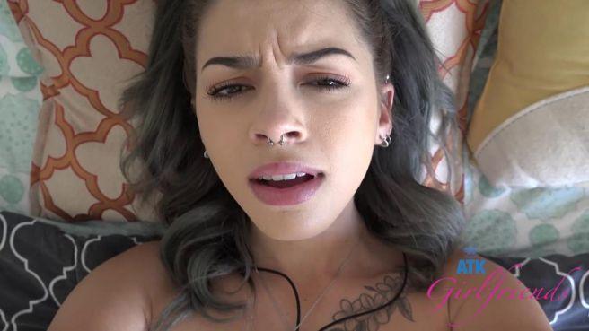 Подружка учится фетишу ногами и получает еблю