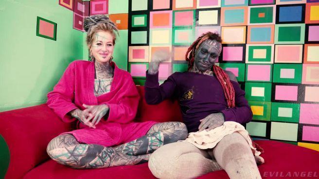 Телка с полностью забитым татуировками телом трахается со своим любовником в анал 