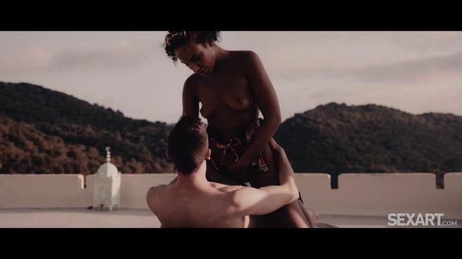 Мулатка вместе с белым парнем трахаются на свежем воздухе в загородном доме