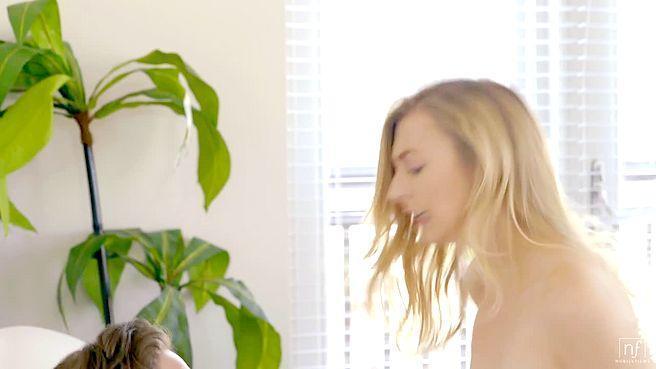 Красивый секс с очаровательной блондинкой на белом диване