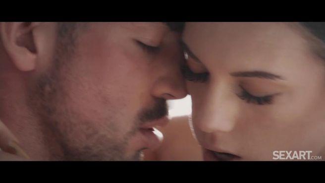 Паренек отодрал сводную сестру в узкую киску на полу