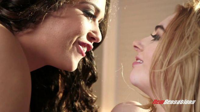 Худая телка довела светоловолосую подругу до оргазма вибромассажером